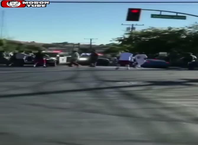 Video :During a pursuit, thugs obstruct a police vehicle's route